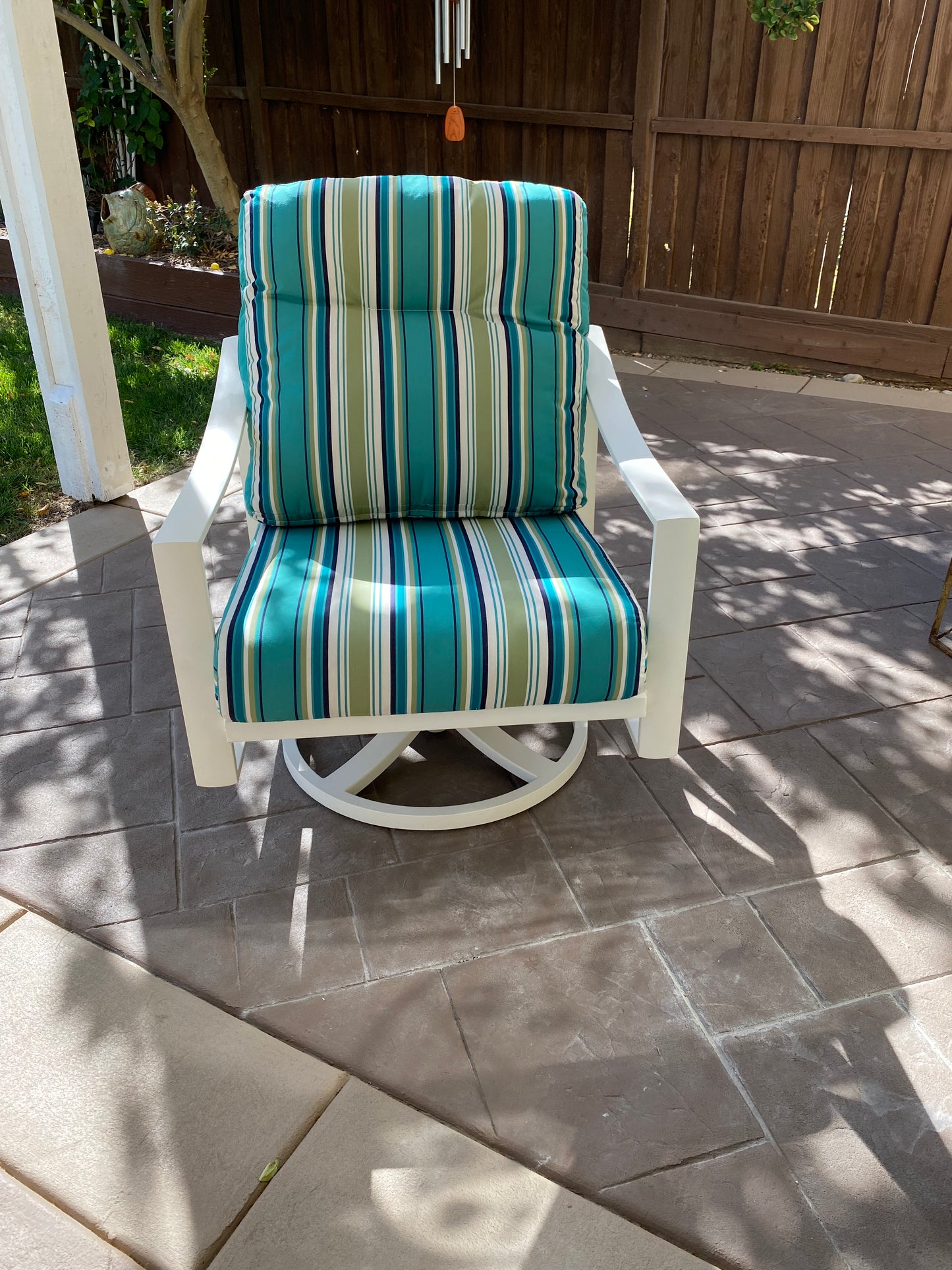 Tropitone Kenzo Cushion Swivel Action Lounger 391425NT - Shell / Seaglass