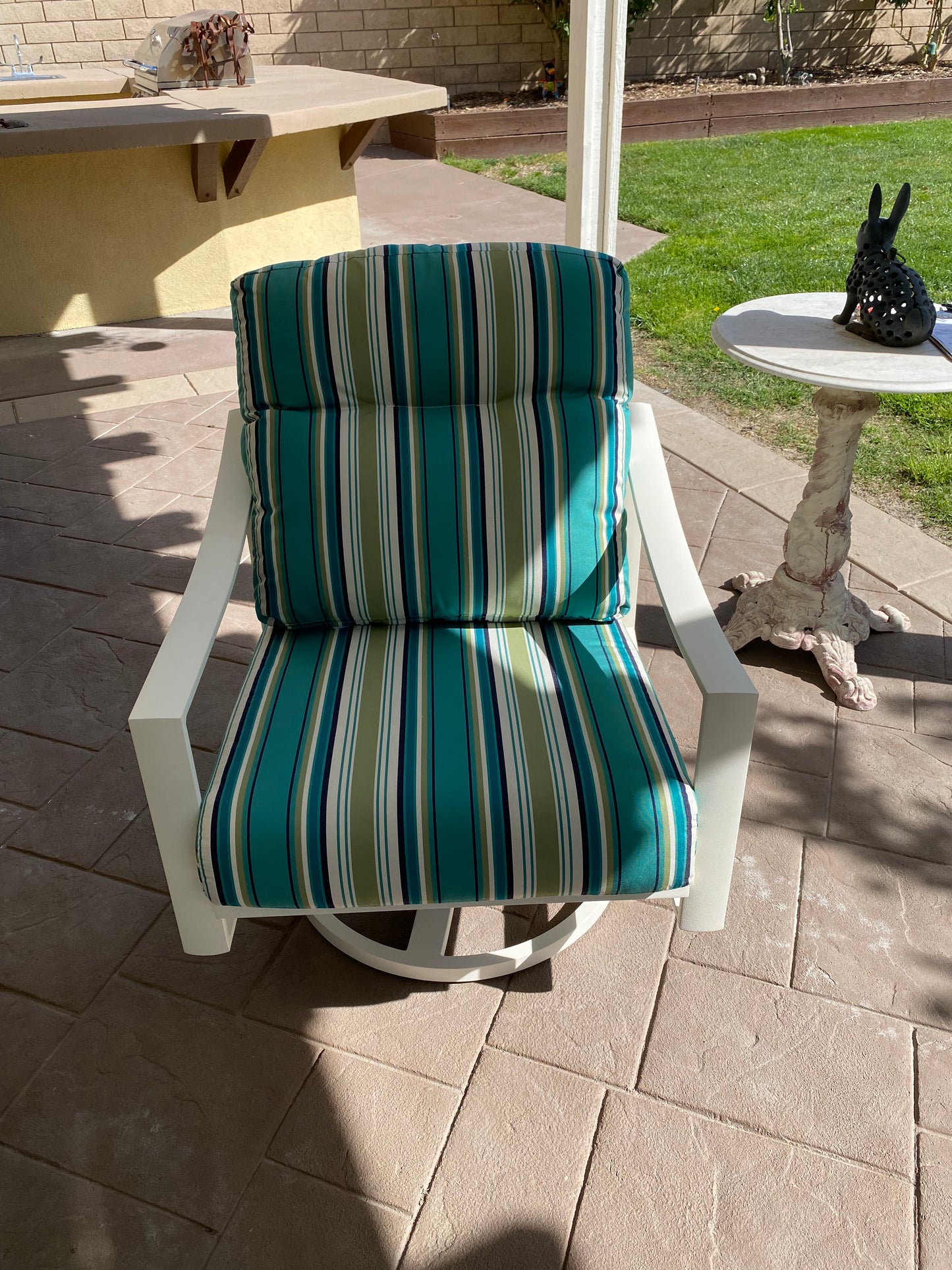 Tropitone Kenzo Cushion Swivel Action Lounger 391425NT - Shell / Seaglass