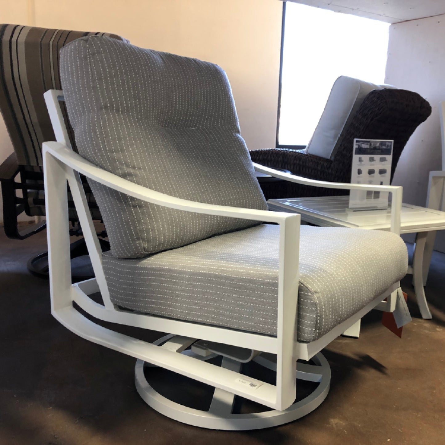 Tropitone Kenzo Cushion Swivel Action Lounger 391425NT - Snow / Lennox