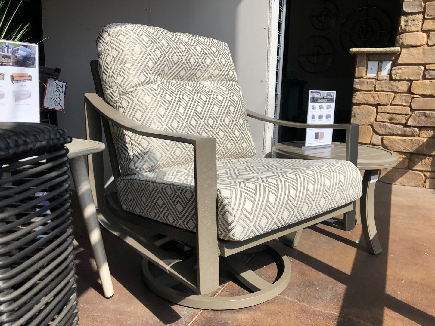 Tropitone Kenzo Cushion Swivel Action Lounger 391425NT - Mocha / Maze