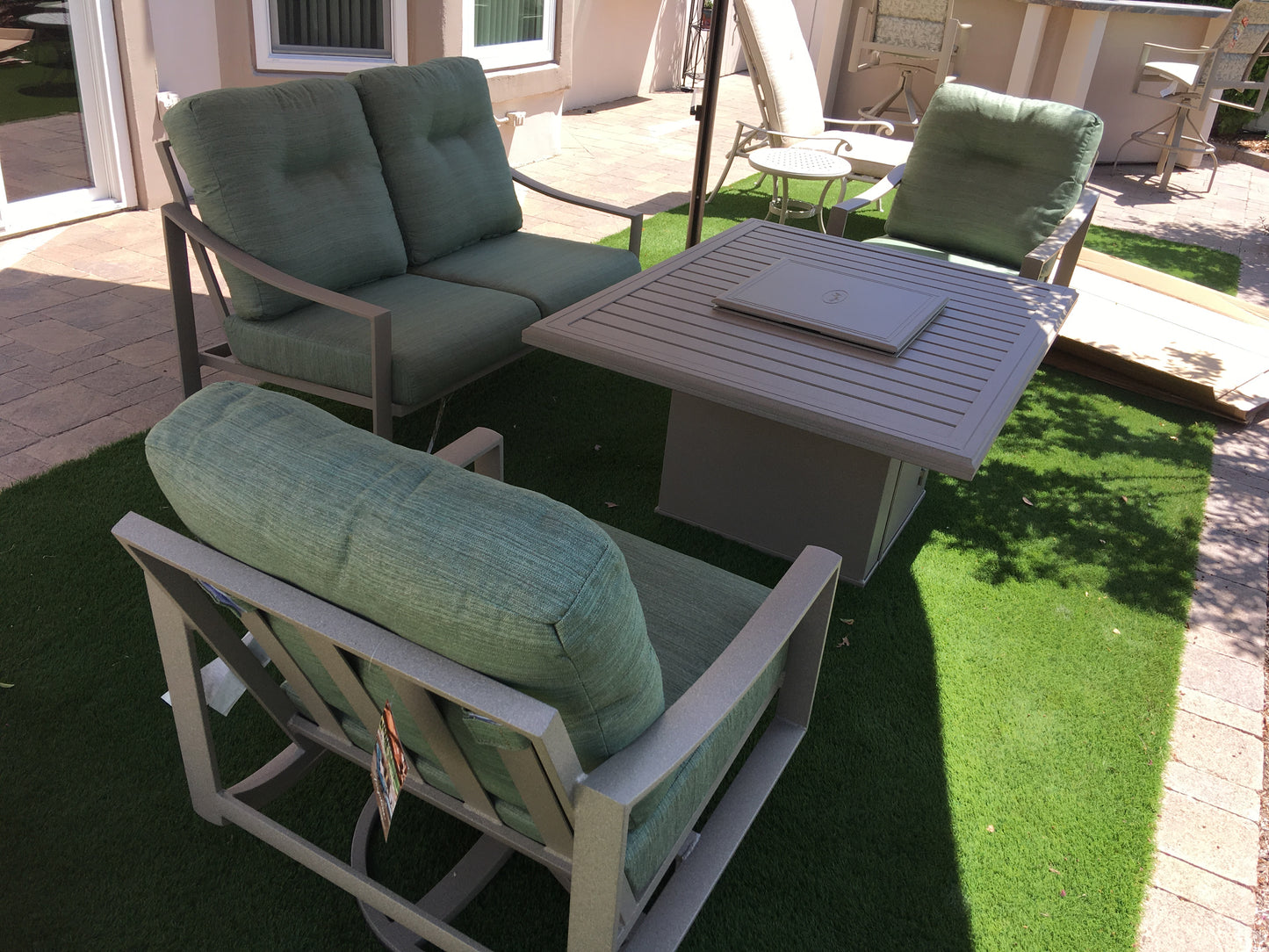 Tropitone Kenzo Cushion Swivel Action Lounger 391425NT - Moab / Woodlands